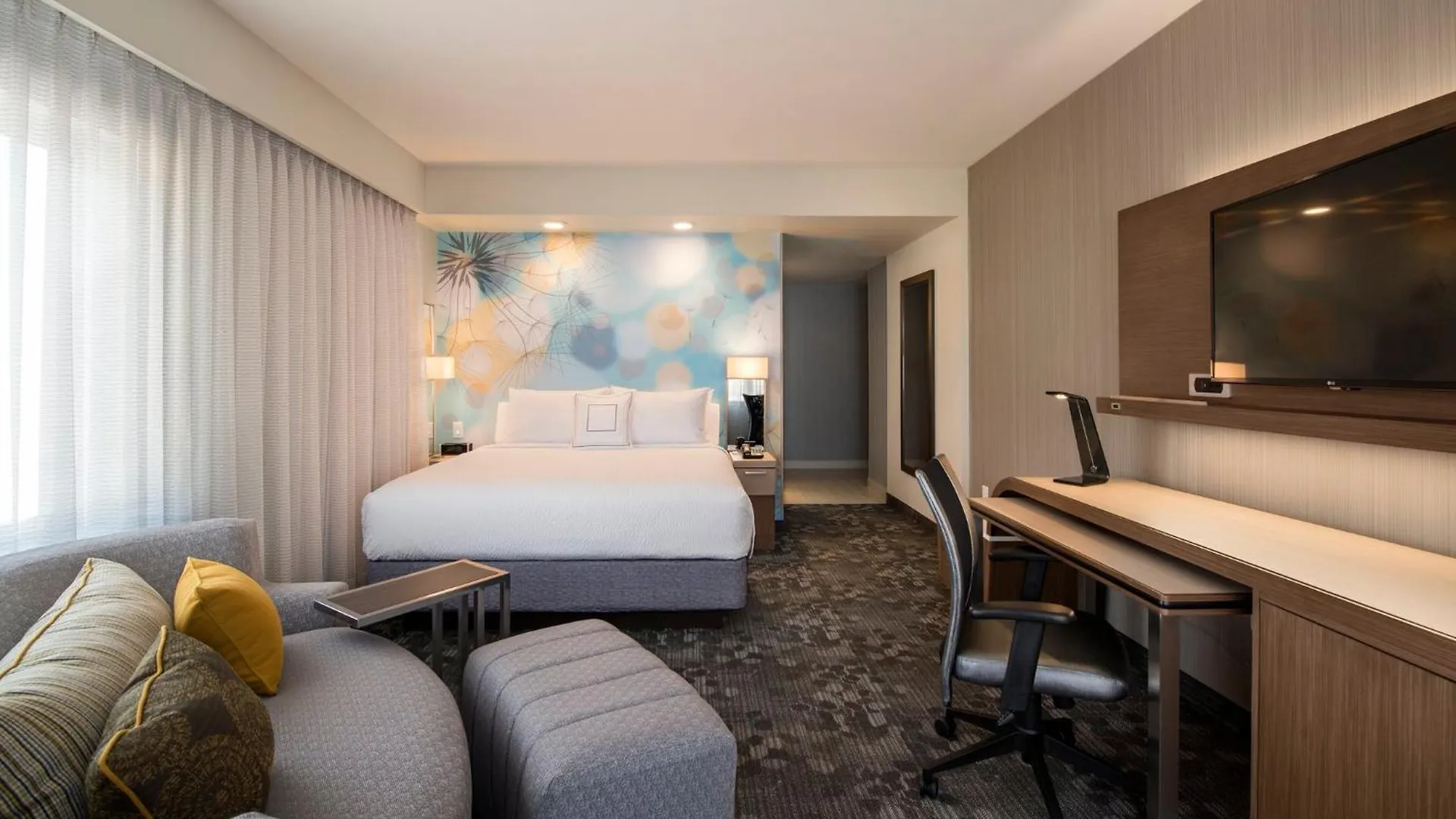 Courtyard By Marriott Calgary South Hotel