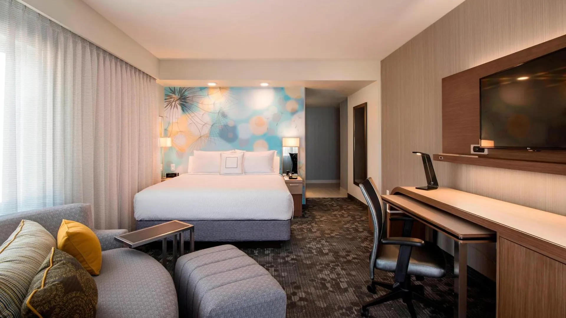 Courtyard By Marriott Calgary South Hotel