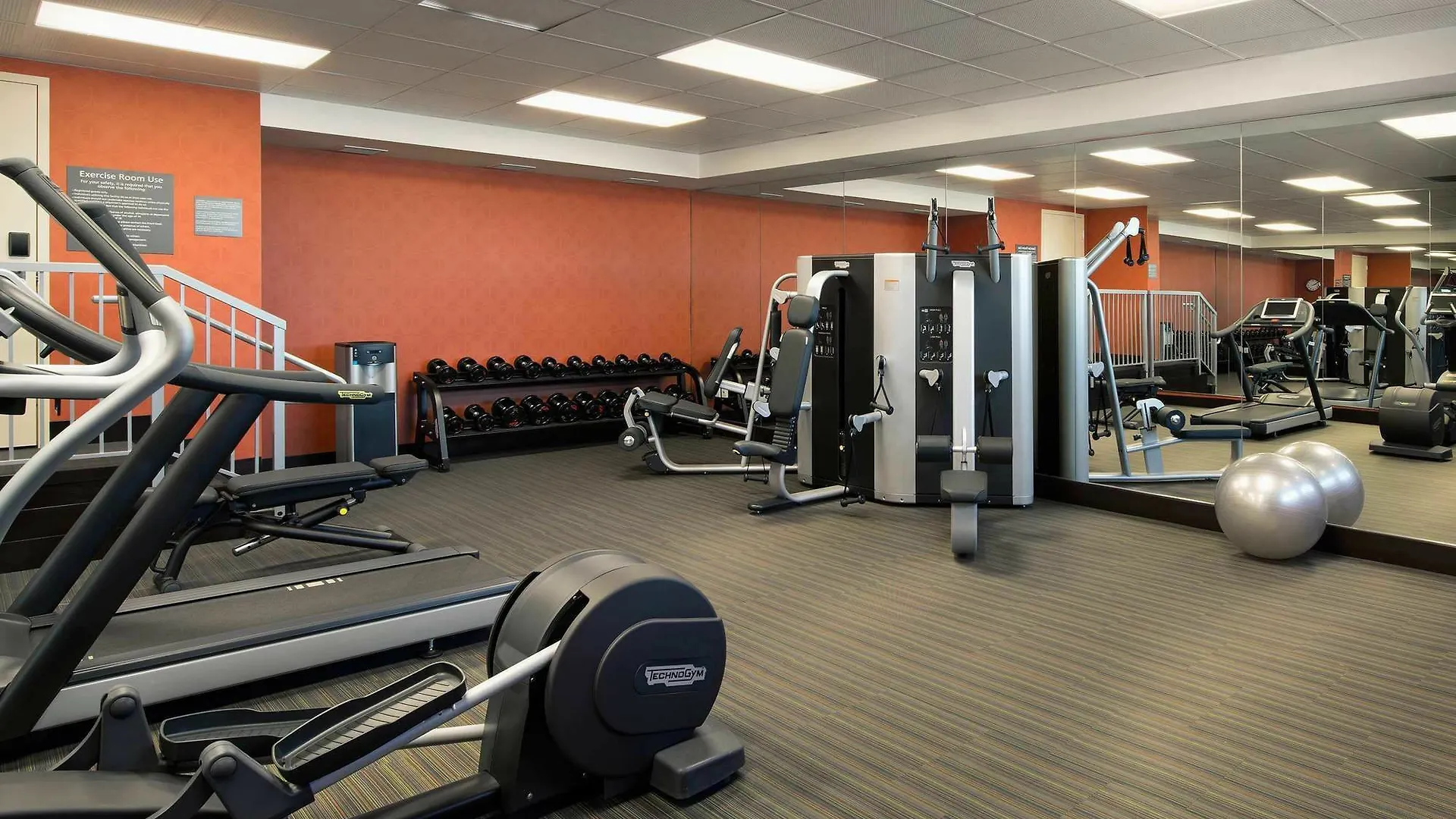 Courtyard By Marriott Calgary South Hotel