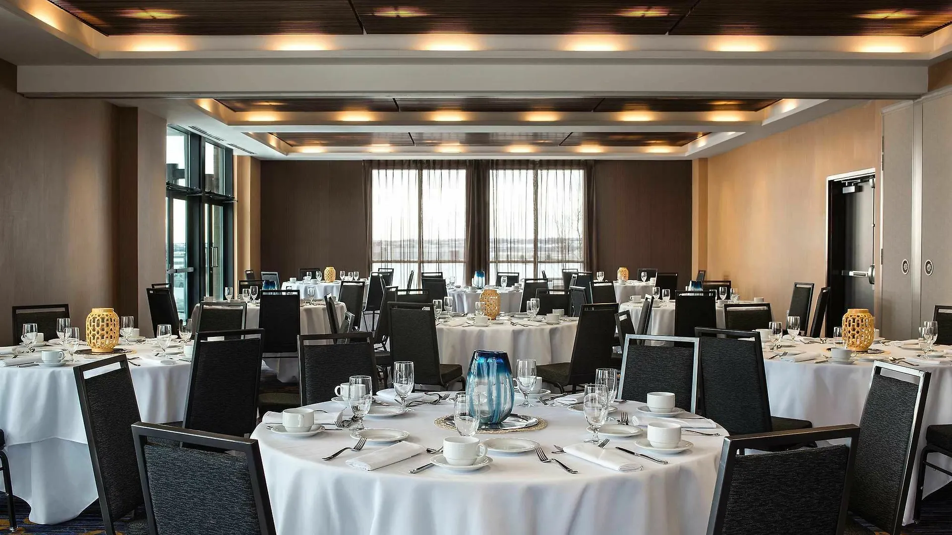 Courtyard By Marriott Calgary South Hotel